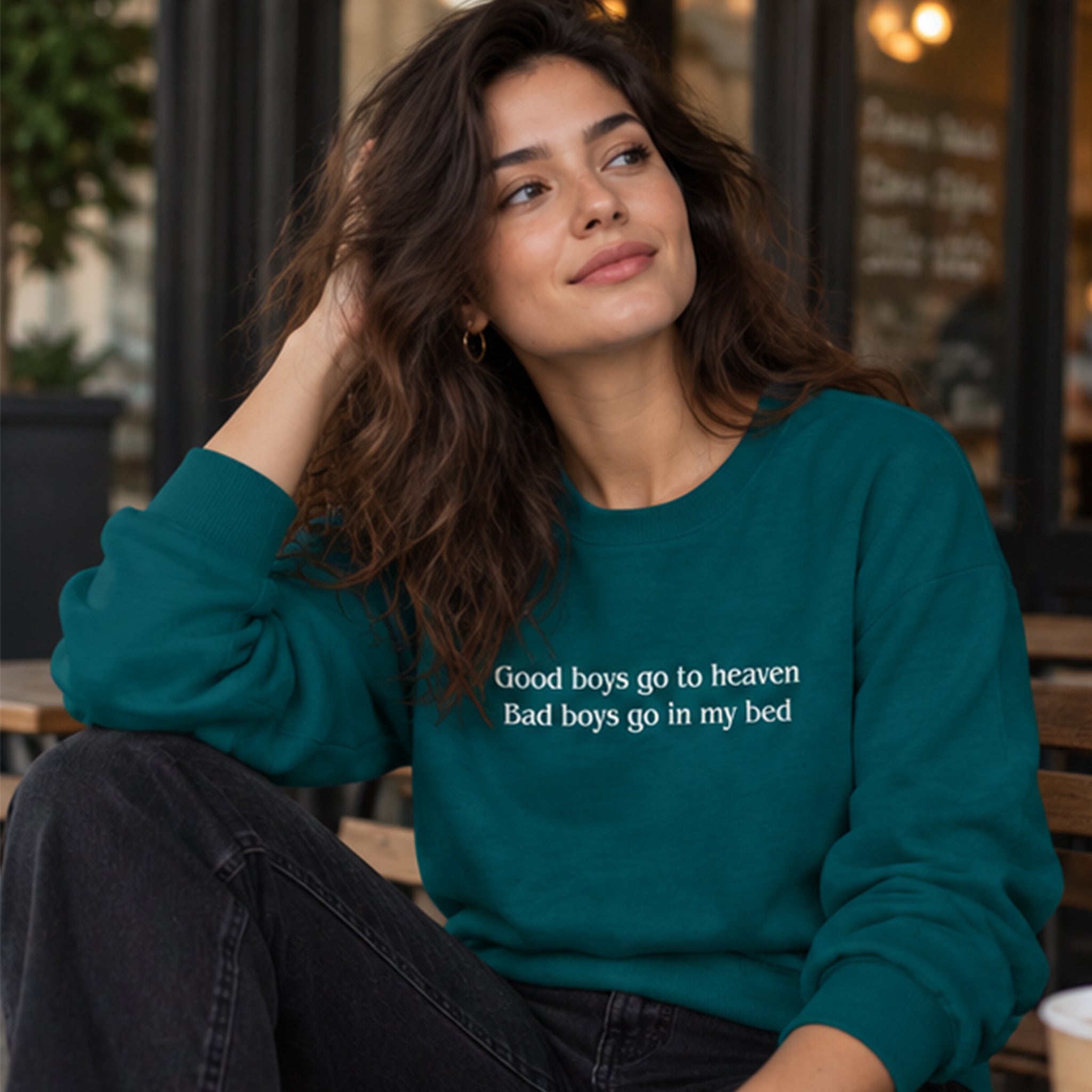 Good Boys & Bad Boys Sweatshirt – Koyu Yeşil – model üzerinde ön görünüm