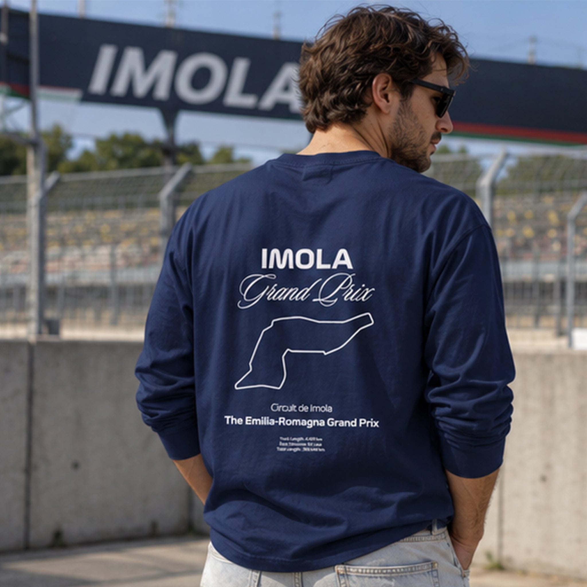 Imola Grand Prix Sweatshirt – Lacivert – model üzerinde arka görünüm