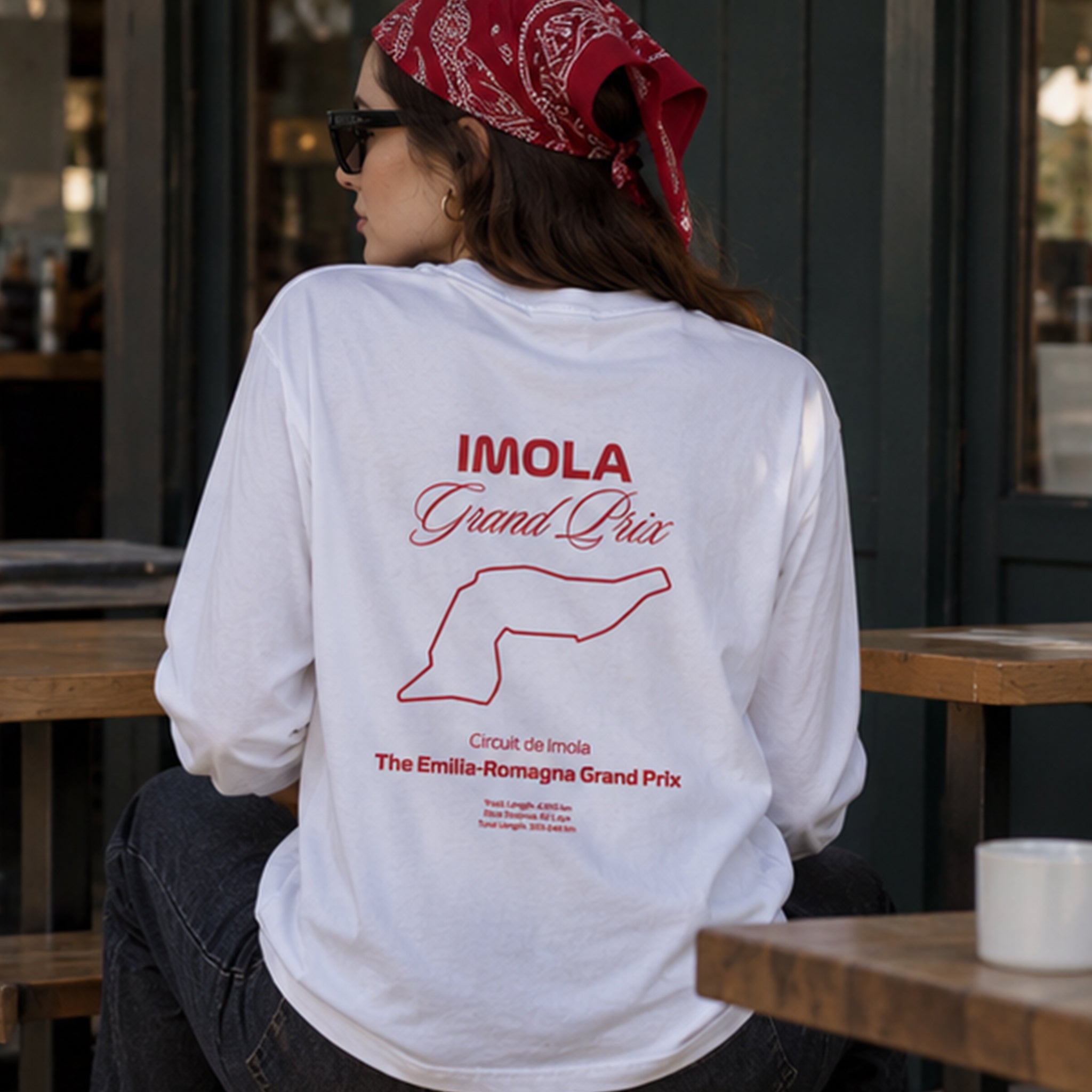 Imola Grand Prix Sweatshirt – Beyaz – model üzerinde arka görünüm