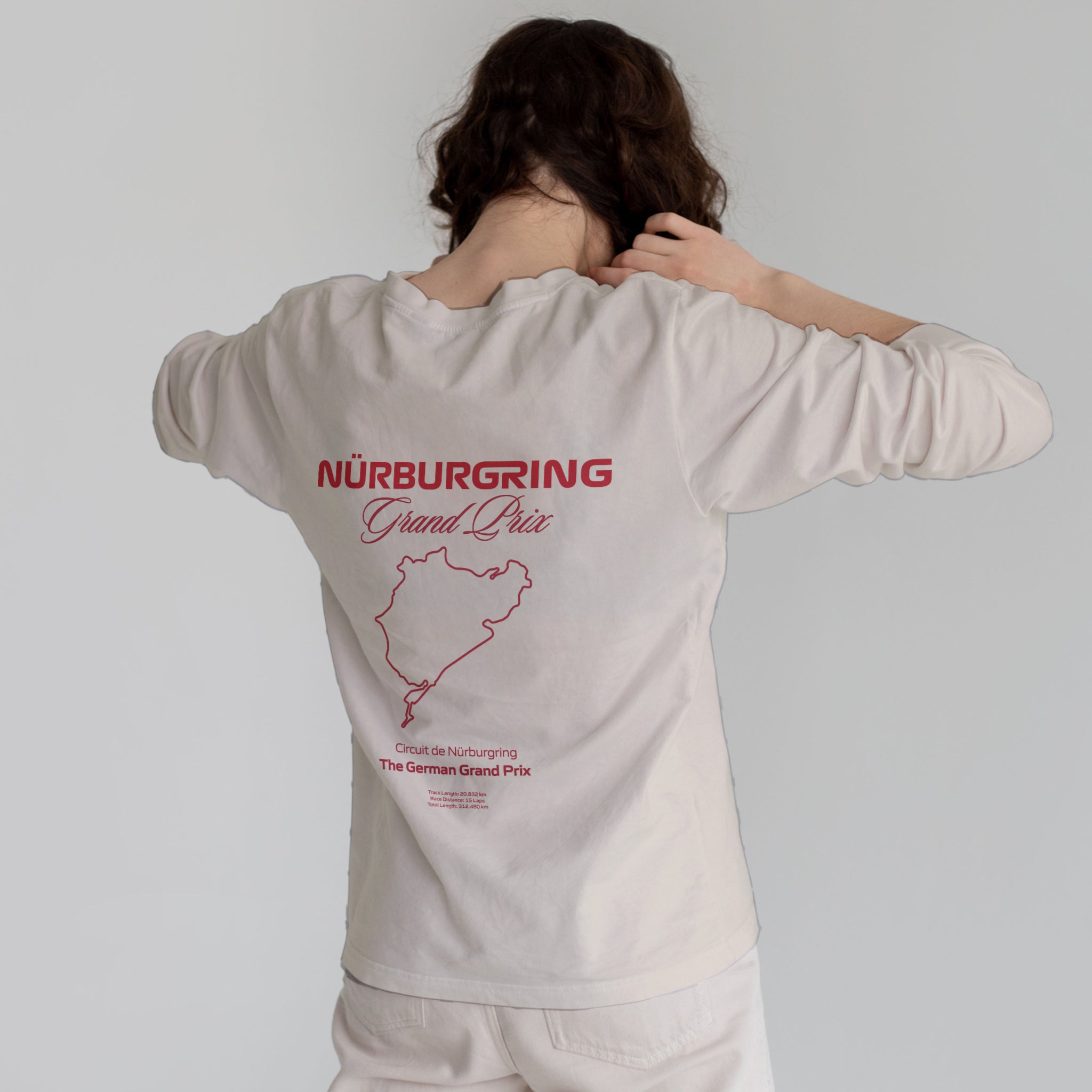German Grand Prix – Nürburgring Grand Prix Sweatshirt – Bej – model üzerinde arka görünüm