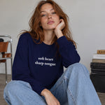 Soft Heart Sharp Tongue Sweatshirt – Lacivert – model üzerinde ön görünüm