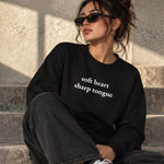 Soft Heart Sharp Tongue Sweatshirt – Siyah – model üzerinde ön görünüm