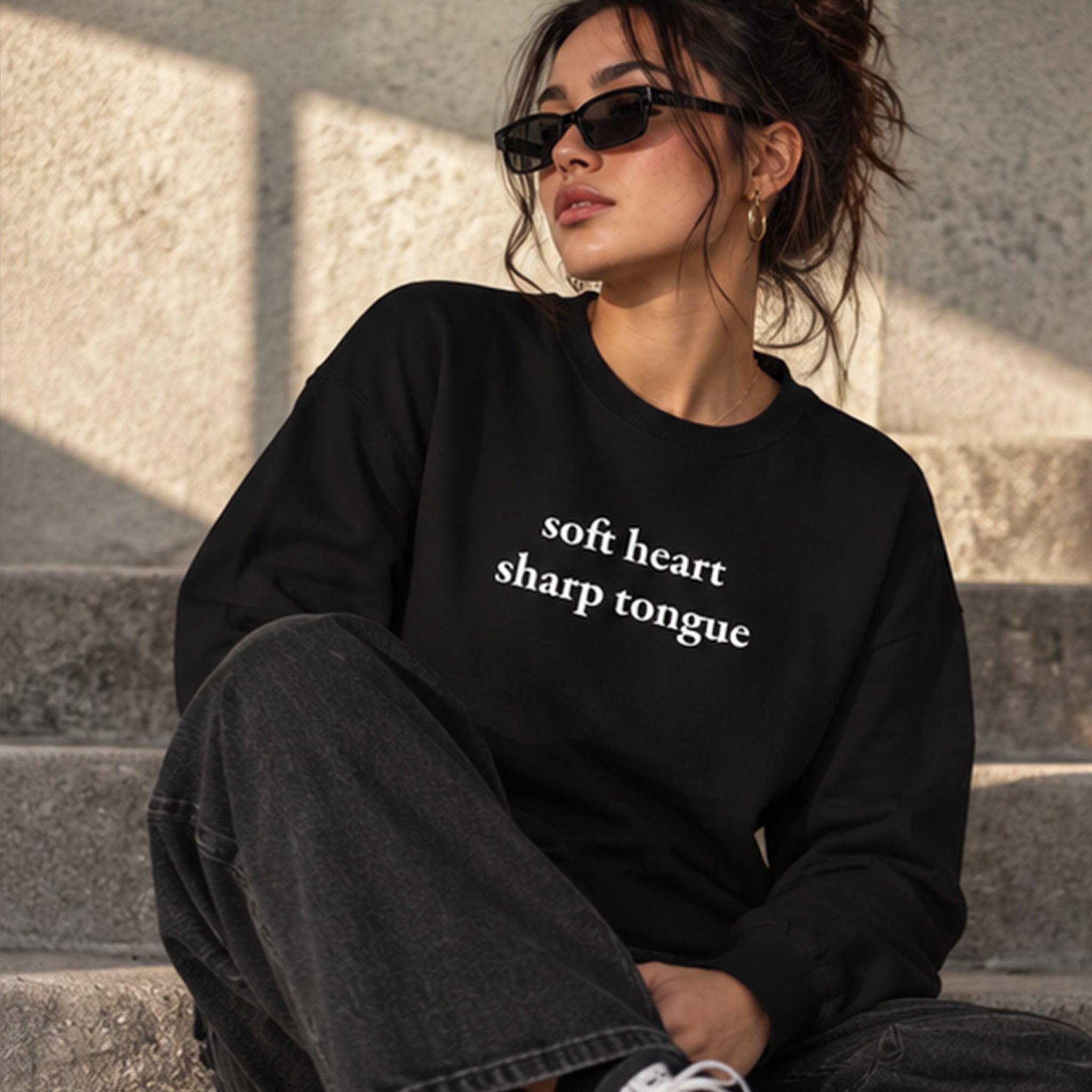 Soft Heart Sharp Tongue Sweatshirt – Siyah – model üzerinde ön görünüm