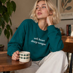 Soft Heart Sharp Tongue Sweatshirt – Koyu Yeşil – model üzerinde ön görünüm