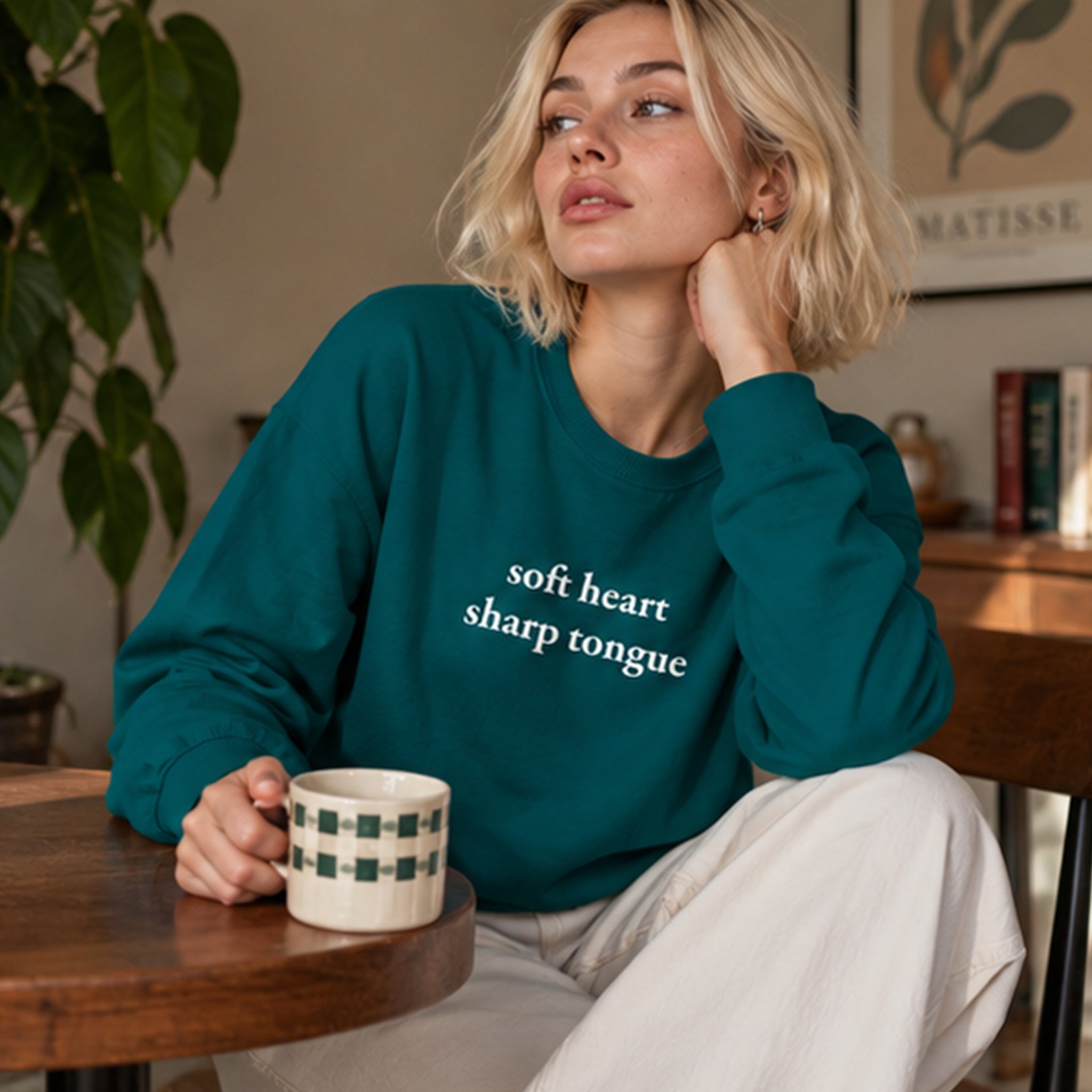 Soft Heart Sharp Tongue Sweatshirt – Koyu Yeşil – model üzerinde ön görünüm