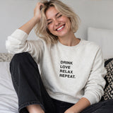 Drink Love Relax Repeat Sweatshirt – Beyaz – model üzerinde ön görünüm