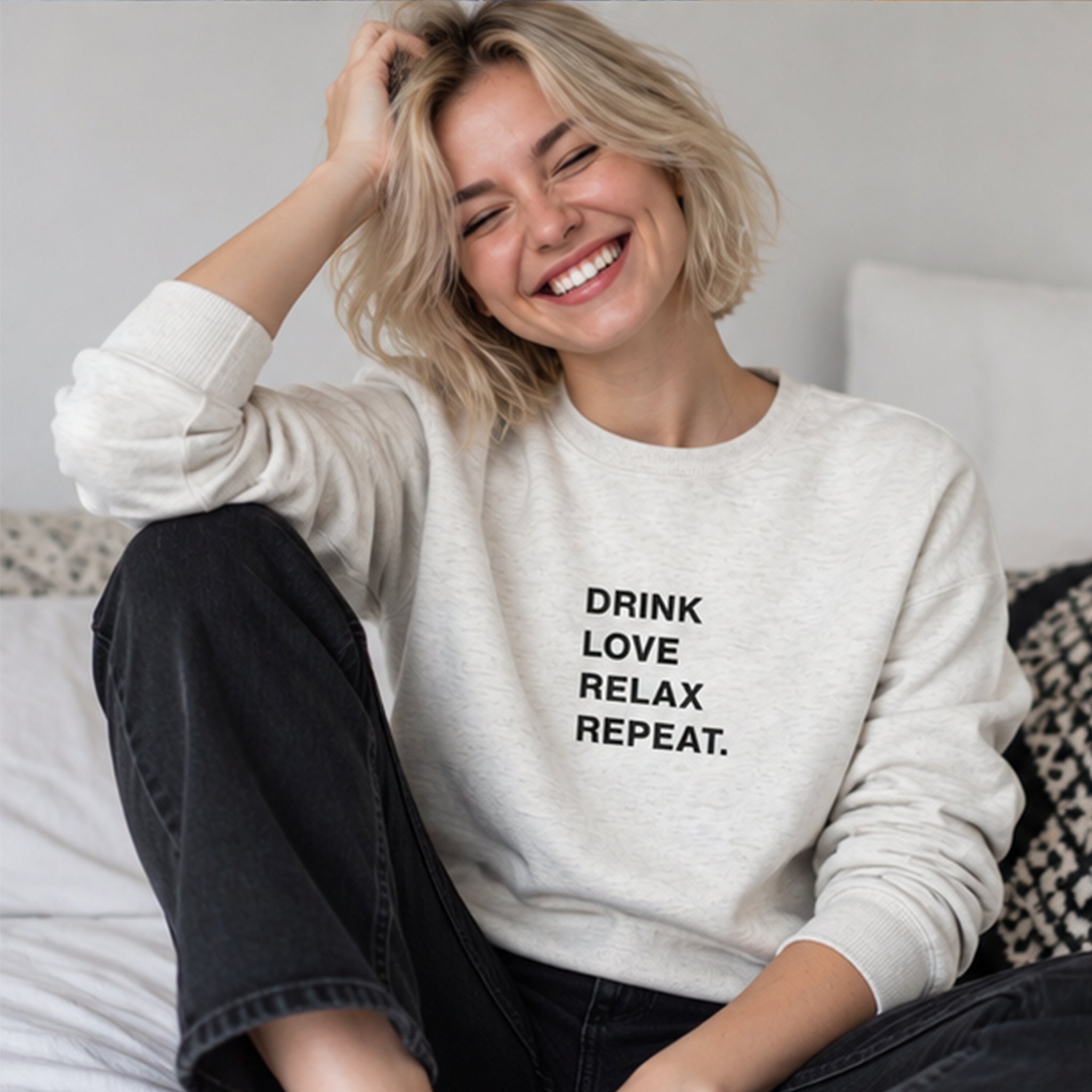 Drink Love Relax Repeat Sweatshirt – Beyaz – model üzerinde ön görünüm