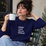 Drink Love Relax Repeat Sweatshirt – Lacivert – model üzerinde ön görünüm