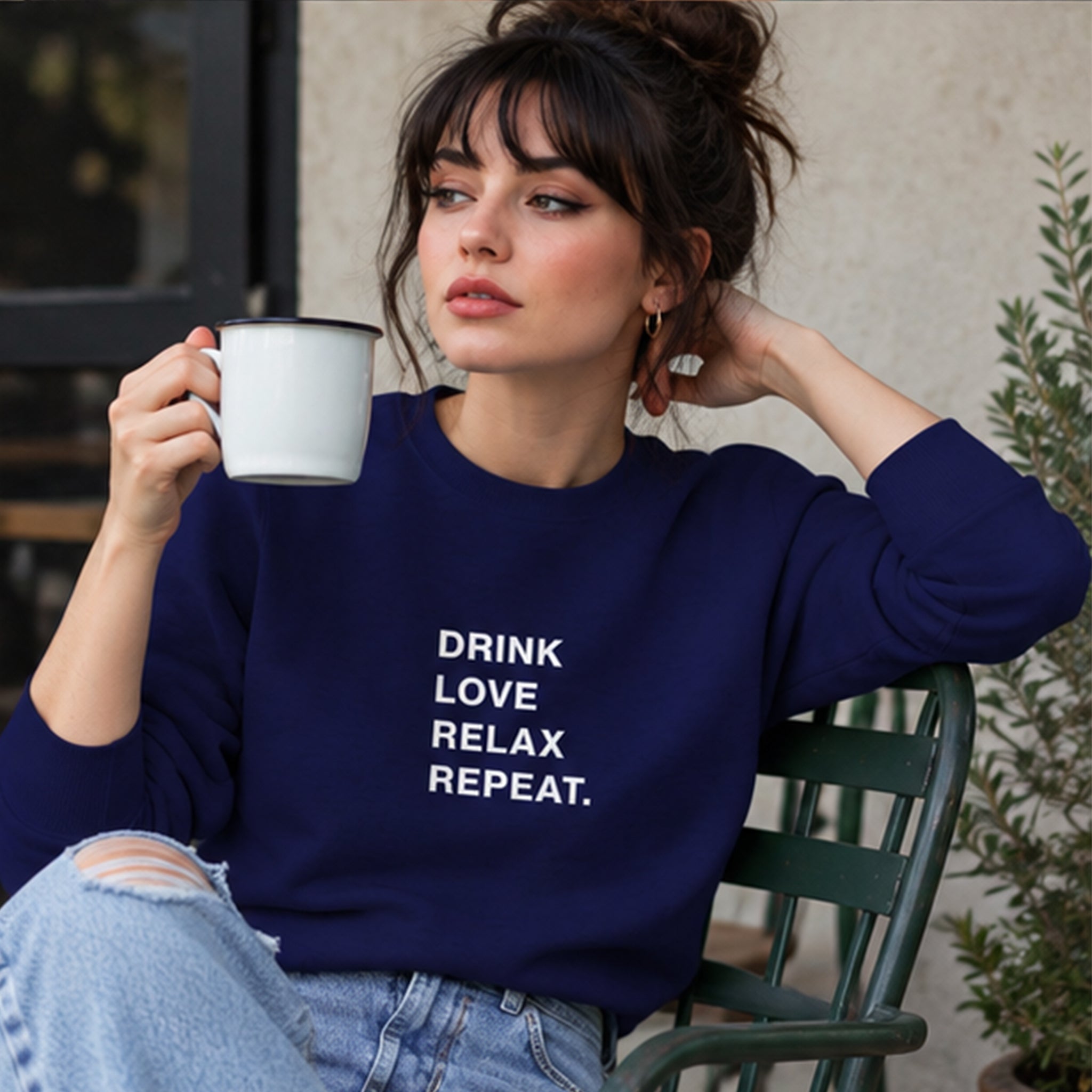 Drink Love Relax Repeat Sweatshirt – Lacivert – model üzerinde ön görünüm