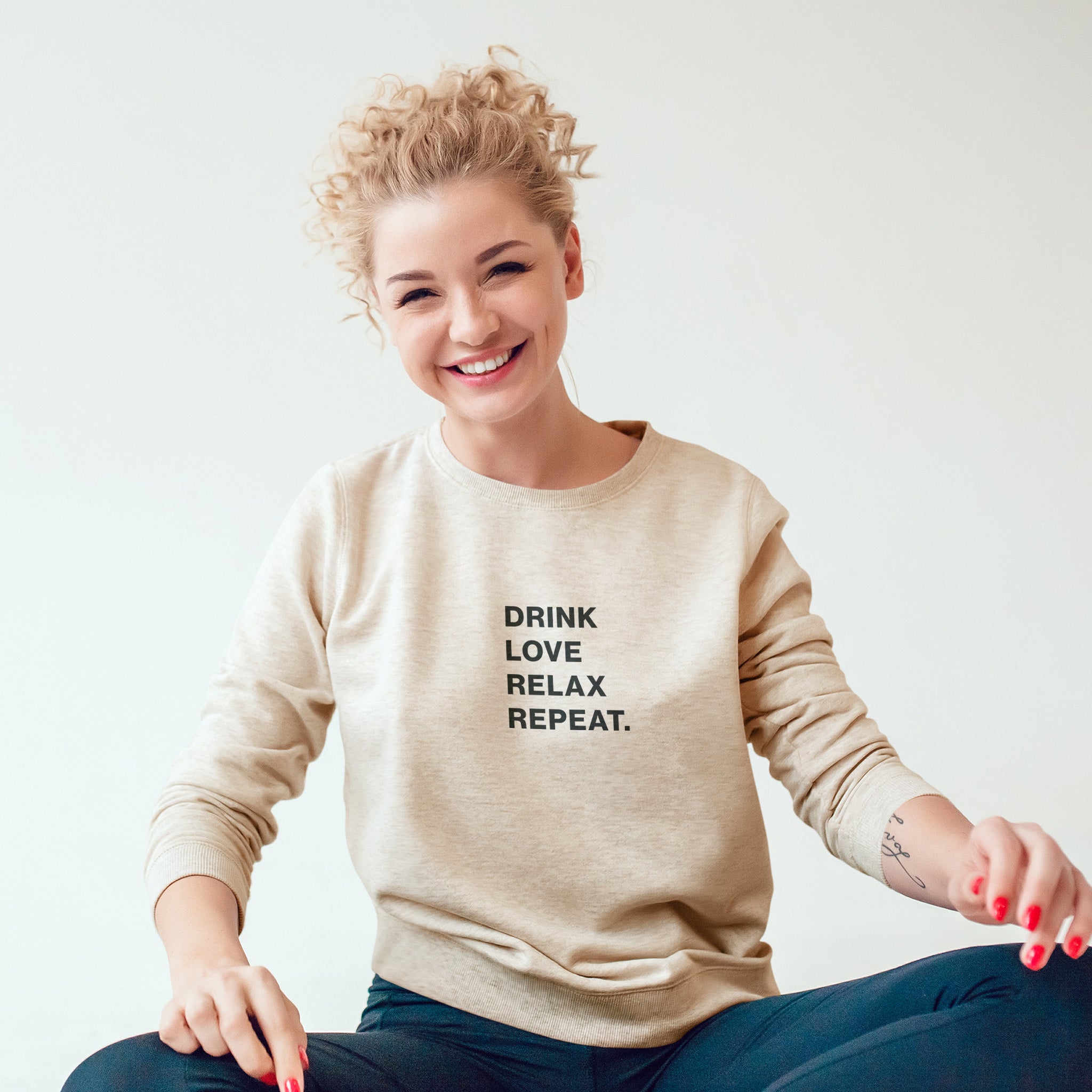 Drink Love Relax Repeat Sweatshirt – Bej – model üzerinde ön görünüm