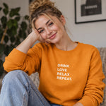 Drink Love Relax Repeat Sweatshirt – Turuncu – model üzerinde ön görünüm
