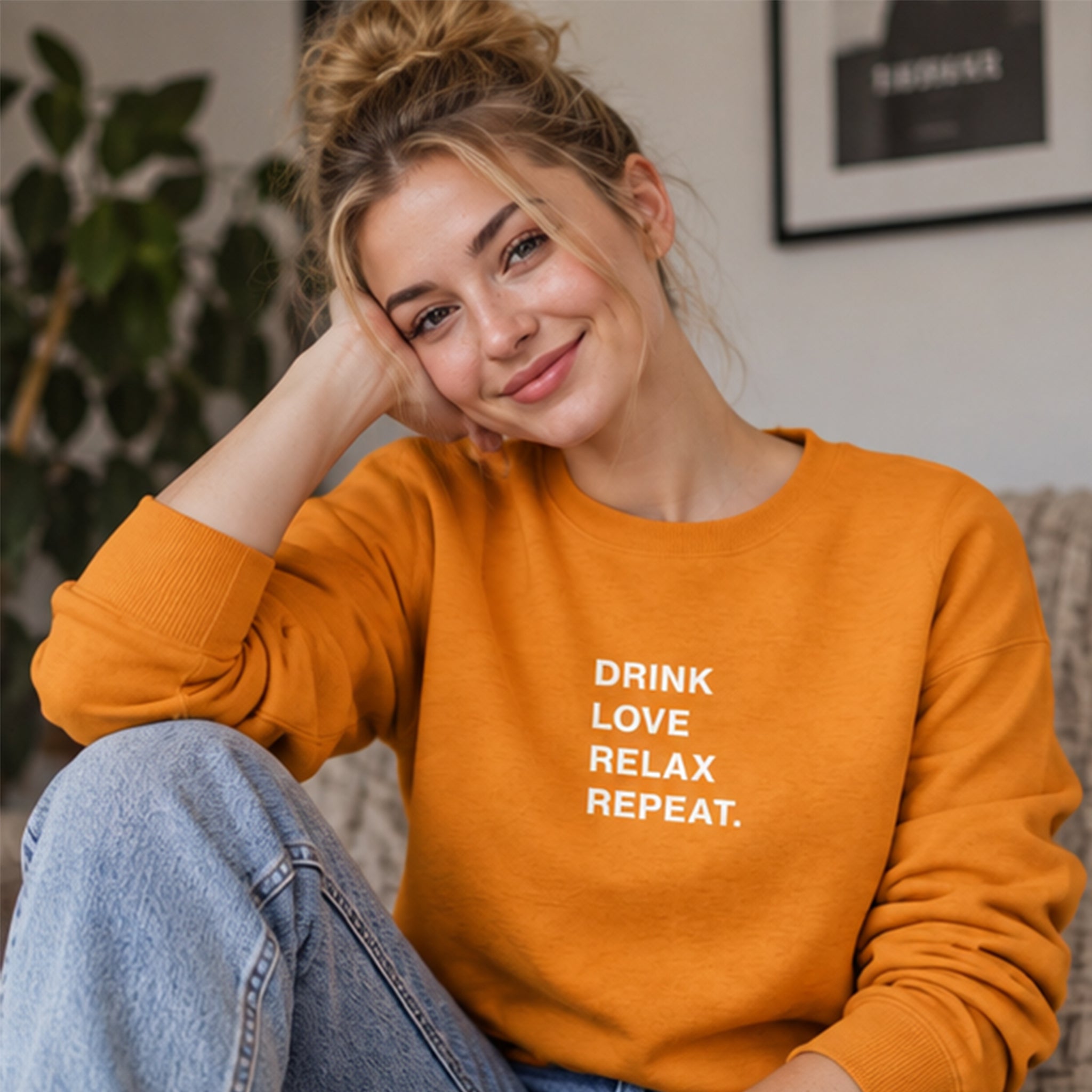 Drink Love Relax Repeat Sweatshirt – Turuncu – model üzerinde ön görünüm