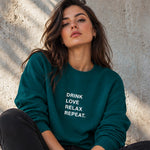 Drink Love Relax Repeat Sweatshirt – Koyu Yeşil – model üzerinde ön görünüm