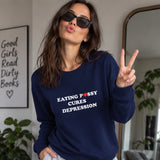 Eating Pussy Cures Depression Sweatshirt – Lacivert – model üzerinde ön görünüm