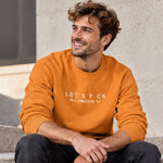 All I Need Is U Sweatshirt – Turuncu – model üzerinde ön görünüm