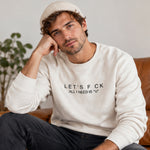 All I Need Is U Sweatshirt – Beyaz – model üzerinde ön görünüm