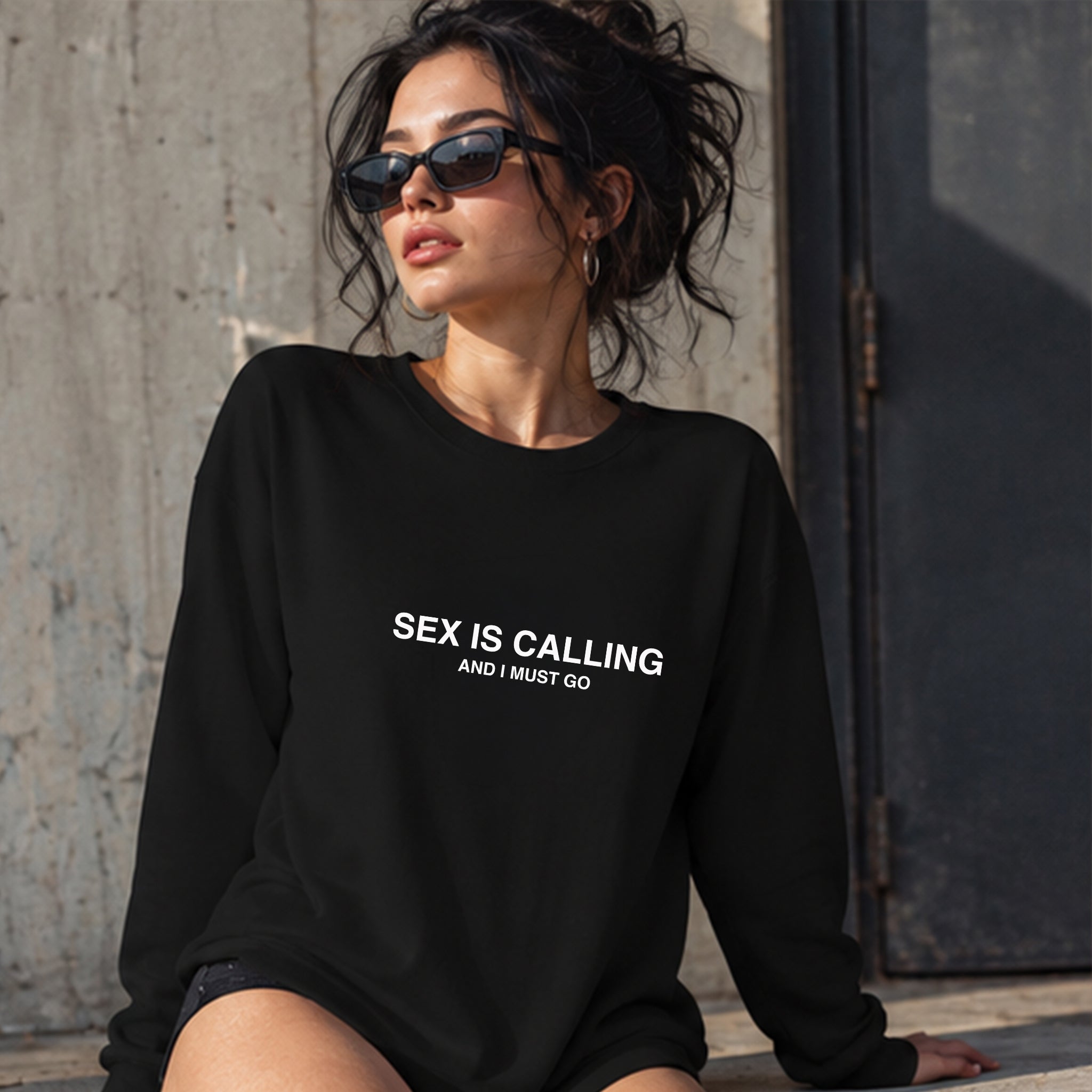 Sex is Calling Sweatshirt – Siyah – model üzerinde ön görünüm