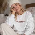 Sex is Calling Sweatshirt – Beyaz – model üzerinde ön görünüm