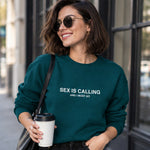 Sex is Calling Sweatshirt – Koyu Yeşil – model üzerinde ön görünüm