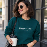 Sex is Calling Sweatshirt – Koyu Yeşil – model üzerinde ön görünüm