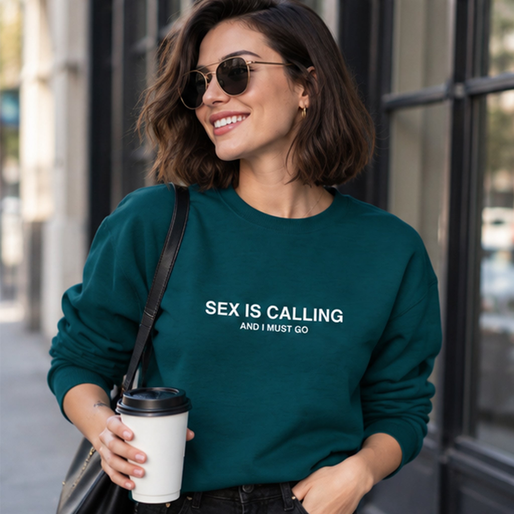 Sex is Calling Sweatshirt – Koyu Yeşil – model üzerinde ön görünüm