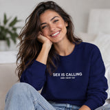 Sex is Calling Sweatshirt – Lacivert – model üzerinde ön görünüm