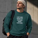 Girlfriend Knows Everything Sweatshirt – Koyu Yeşil – model üzerinde ön görünüm