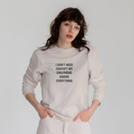 Girlfriend Knows Everything Sweatshirt – Bej – model üzerinde ön görünüm