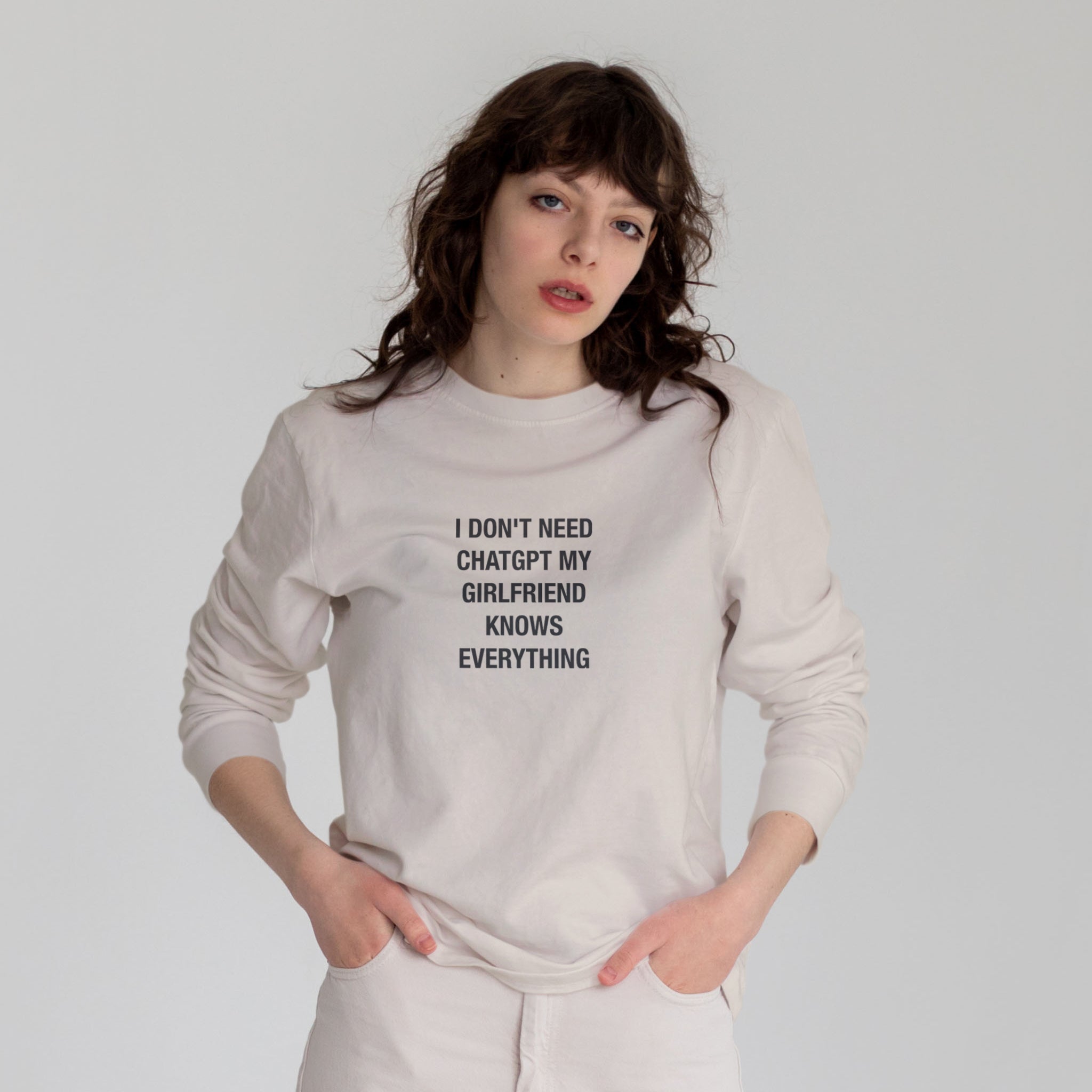 Girlfriend Knows Everything Sweatshirt – Bej – model üzerinde ön görünüm