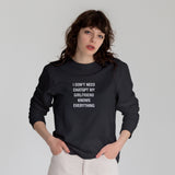 Girlfriend Knows Everything Sweatshirt – Siyah – model üzerinde ön görünüm
