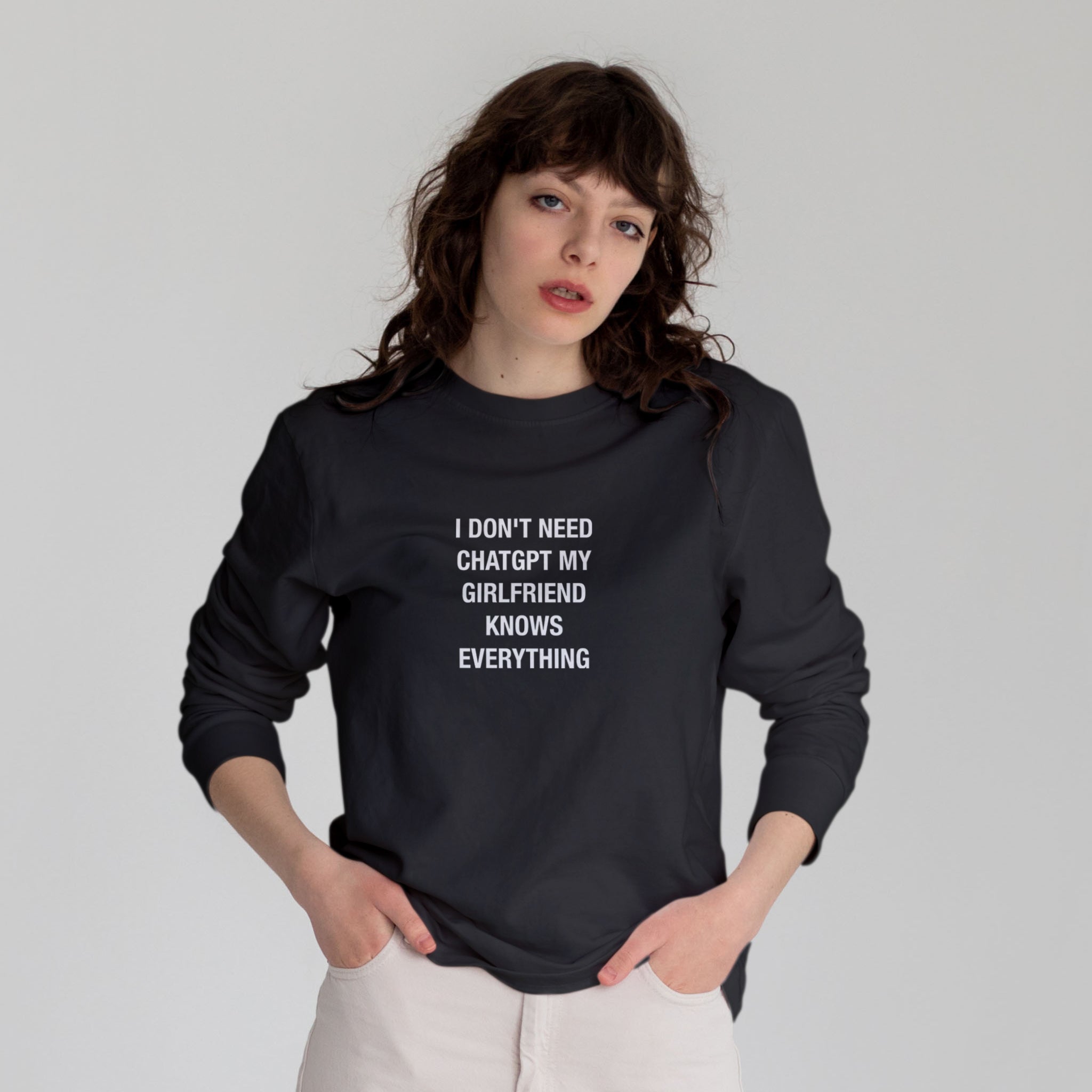 Girlfriend Knows Everything Sweatshirt – Siyah – model üzerinde ön görünüm