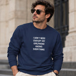 Girlfriend Knows Everything Sweatshirt – Lacivert – model üzerinde ön görünüm