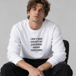 Girlfriend Knows Everything Sweatshirt – Beyaz – model üzerinde ön görünüm