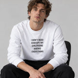 Girlfriend Knows Everything Sweatshirt – Beyaz – model üzerinde ön görünüm