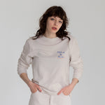 Catch Me By The Sea Sweatshirt – Bej – model üzerinde ön görünüm