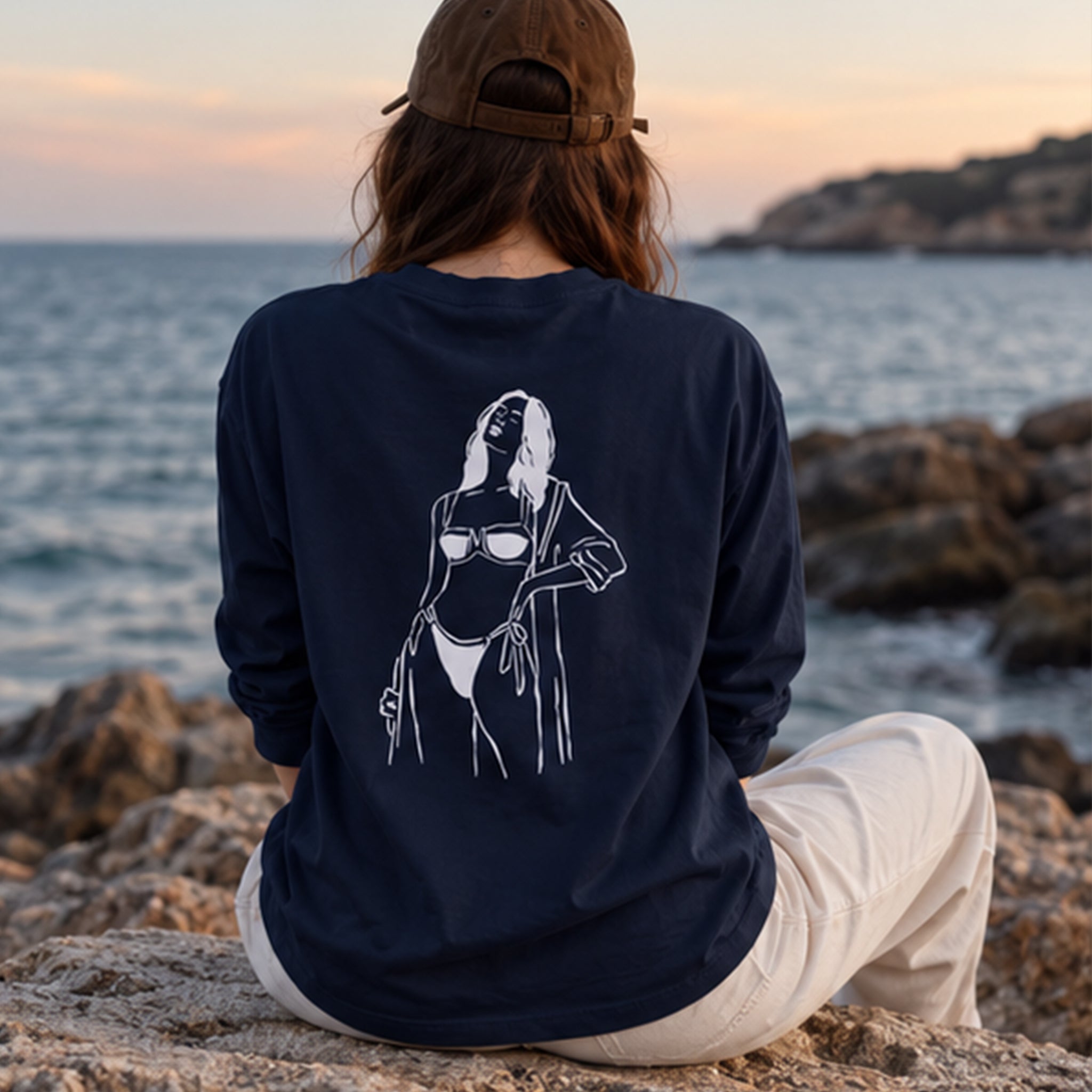 Catch Me By The Sea Sweatshirt – Lacivert – model üzerinde arka görünüm