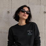 Catch Me By The Sea Sweatshirt – Siyah – model üzerinde ön görünüm