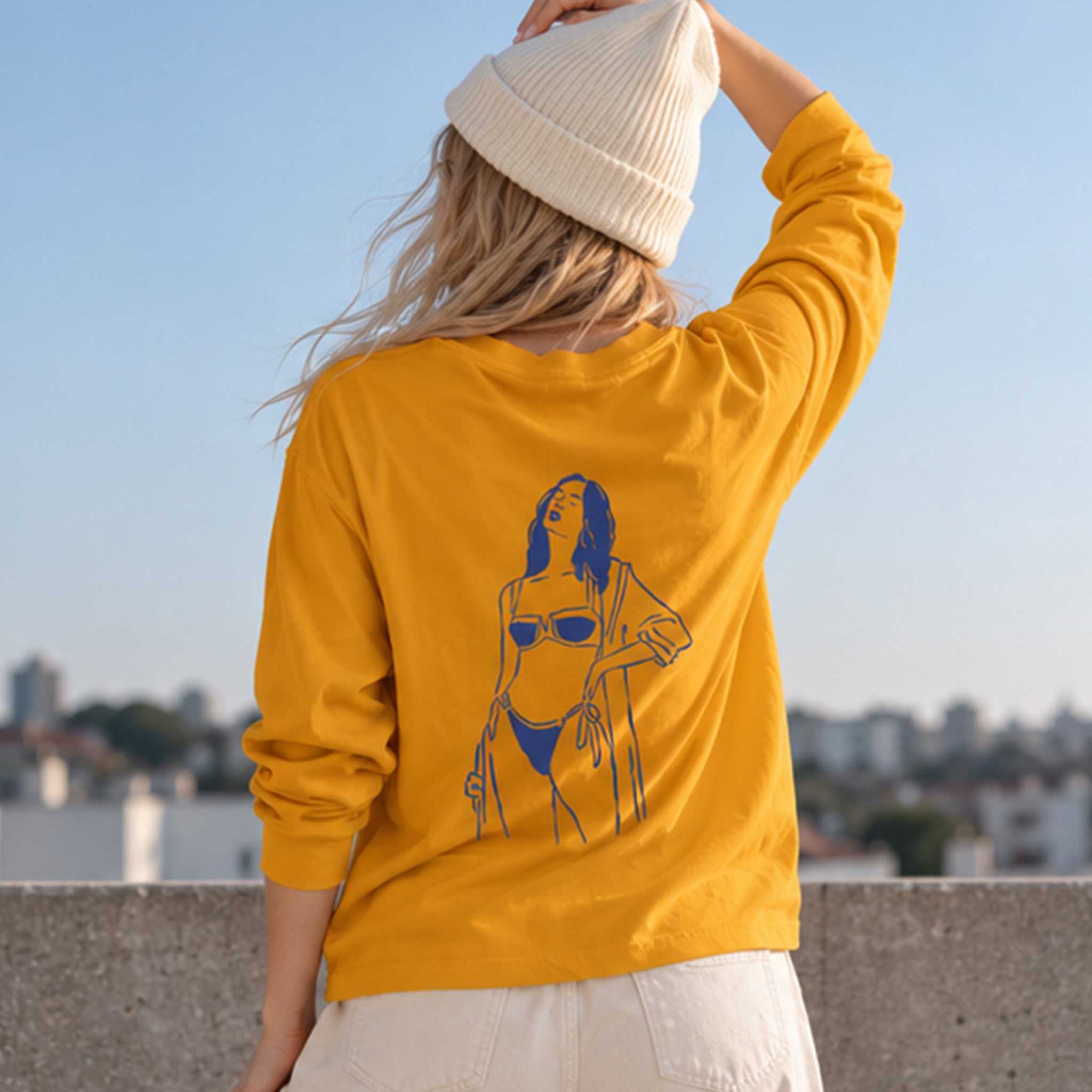Catch Me By The Sea Sweatshirt – Turuncu – model üzerinde arka görünüm
