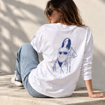 Catch Me By The Sea Sweatshirt – Beyaz – model üzerinde arka görünüm