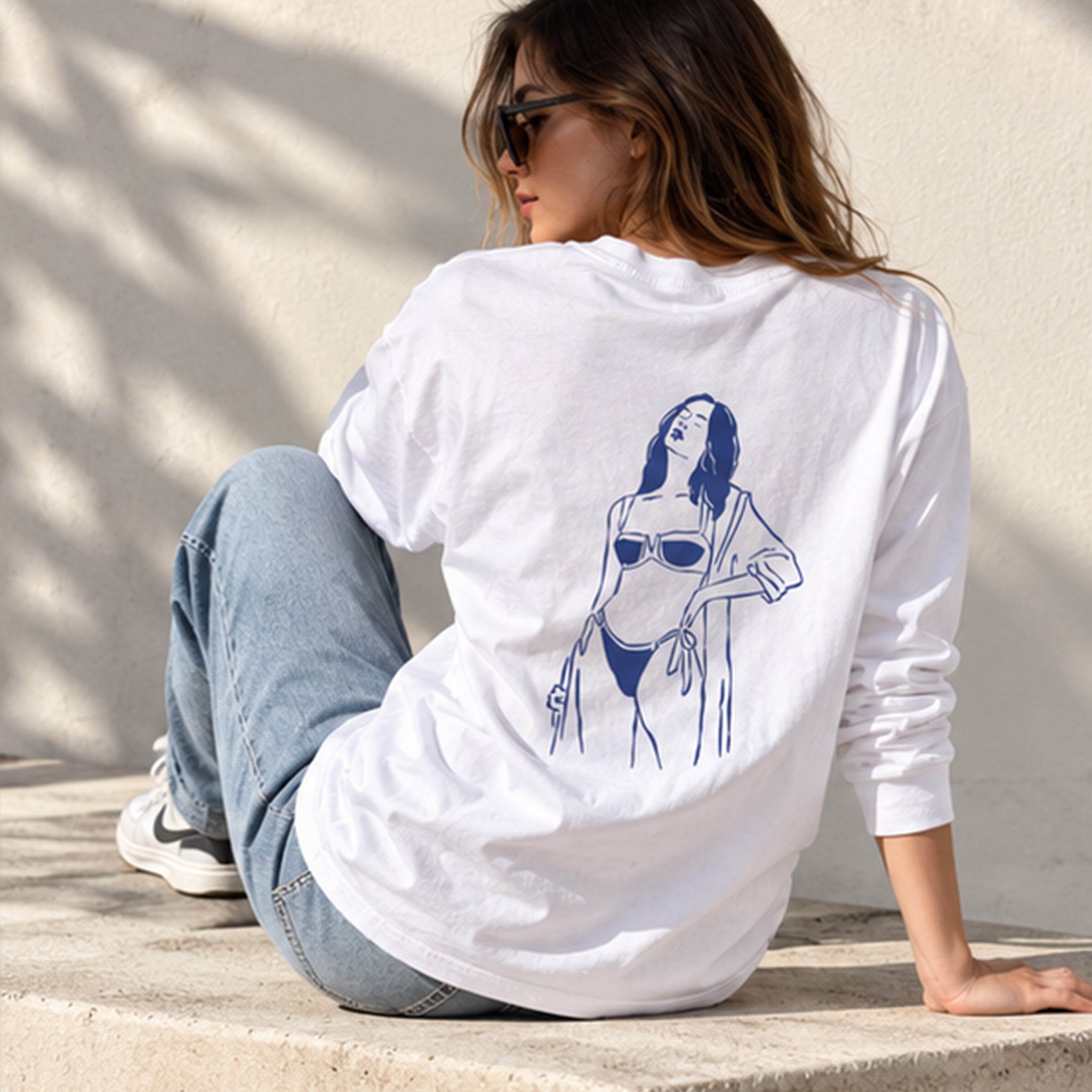 Catch Me By The Sea Sweatshirt – Beyaz – model üzerinde arka görünüm