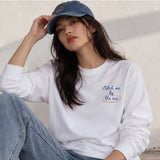 Catch Me By The Sea Sweatshirt – Beyaz – model üzerinde ön görünüm
