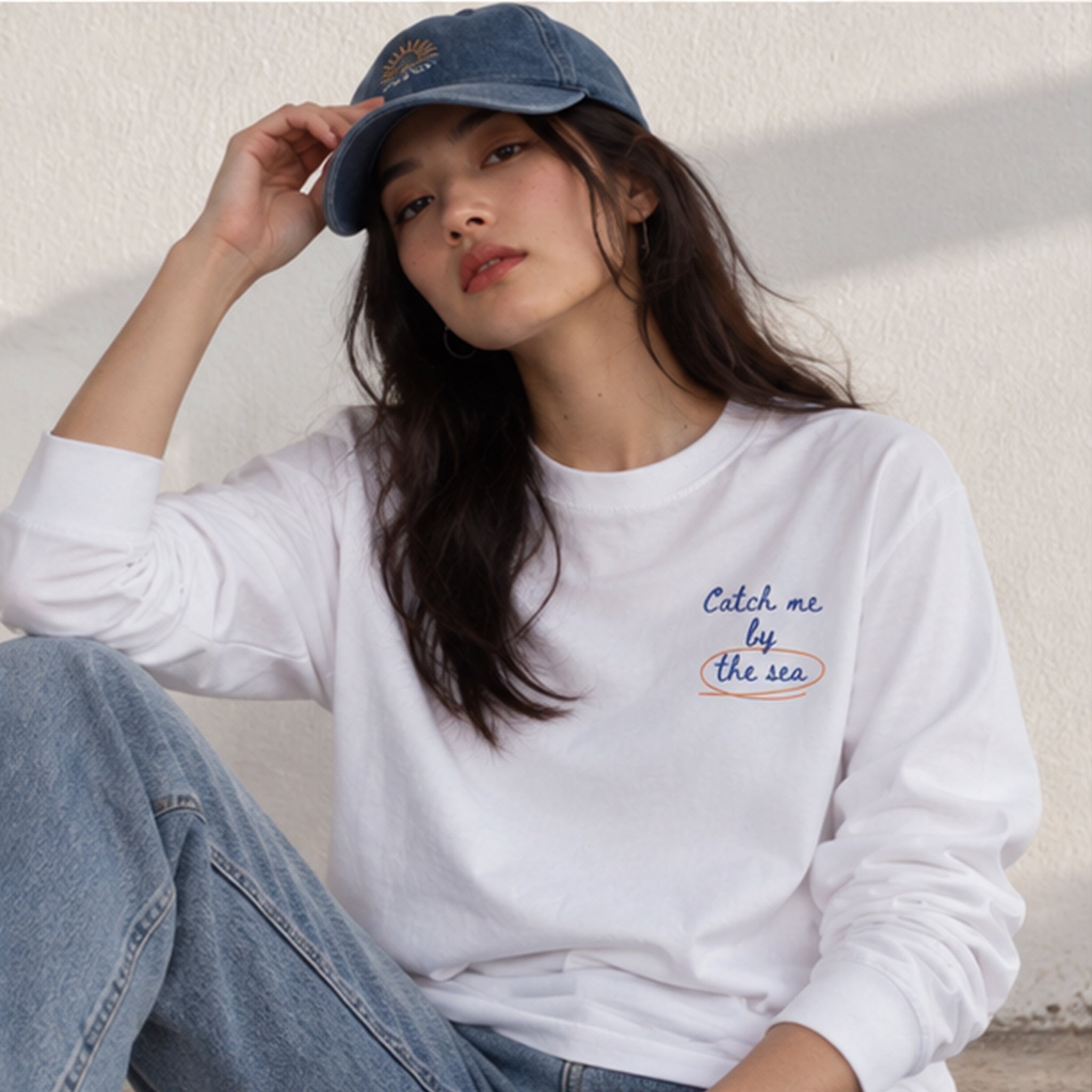 Catch Me By The Sea Sweatshirt – Beyaz – model üzerinde ön görünüm