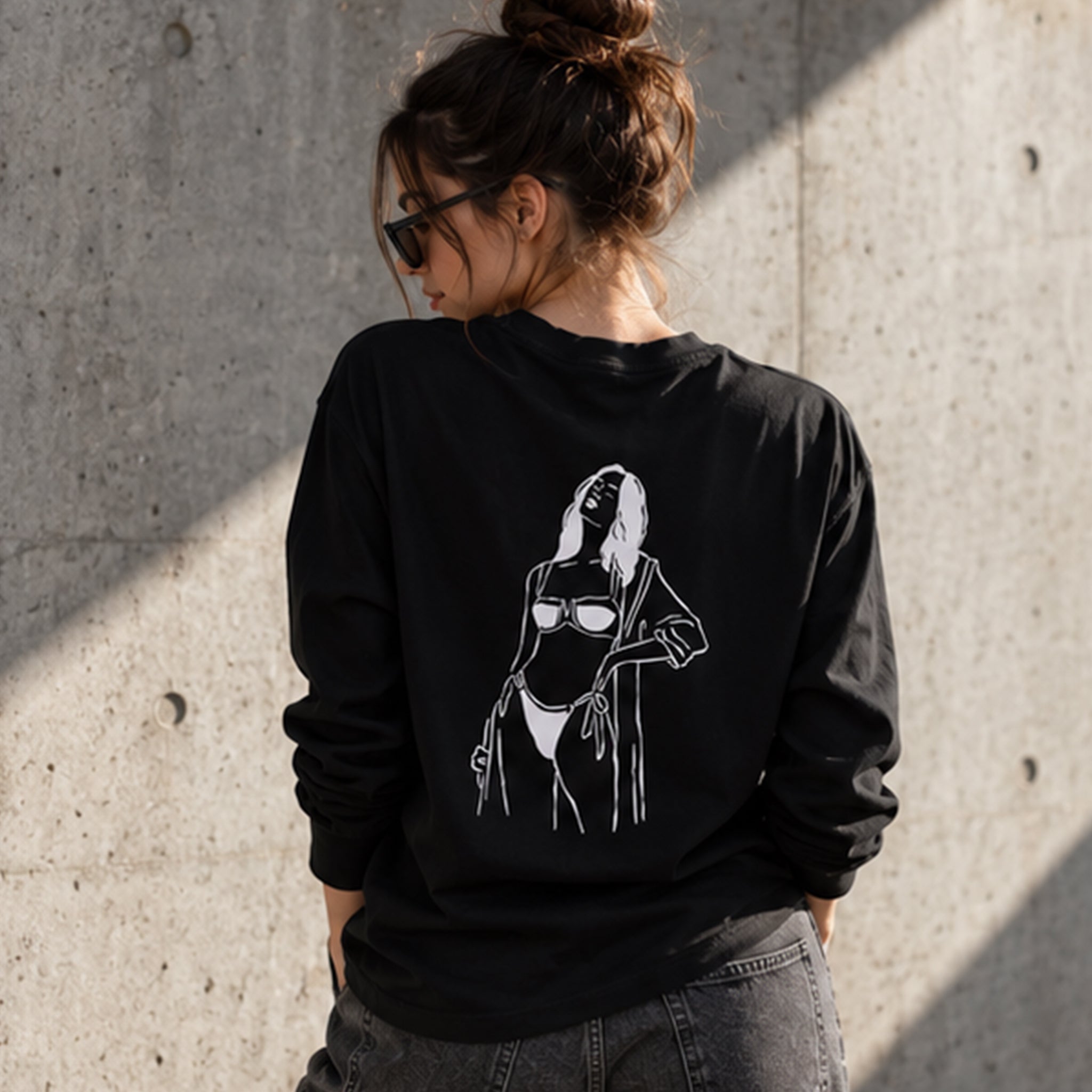 Catch Me By The Sea Sweatshirt – Siyah – model üzerinde arka görünüm