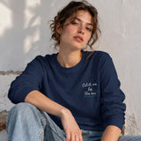 Catch Me By The Sea Sweatshirt – Lacivert – model üzerinde ön görünüm
