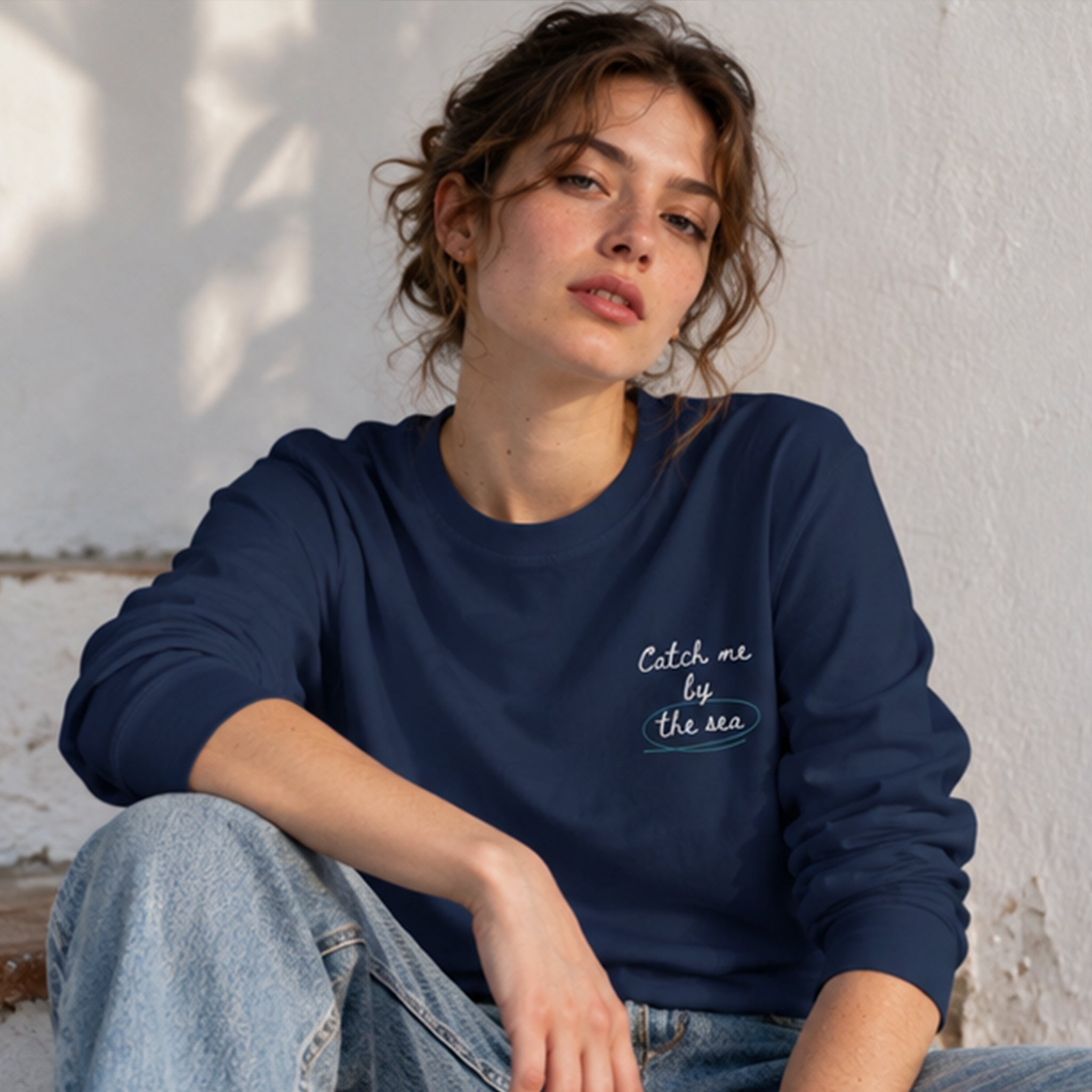 Catch Me By The Sea Sweatshirt – Lacivert – model üzerinde ön görünüm