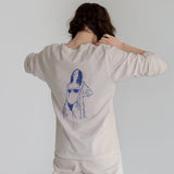 Catch Me By The Sea Sweatshirt – Bej – model üzerinde arka görünüm