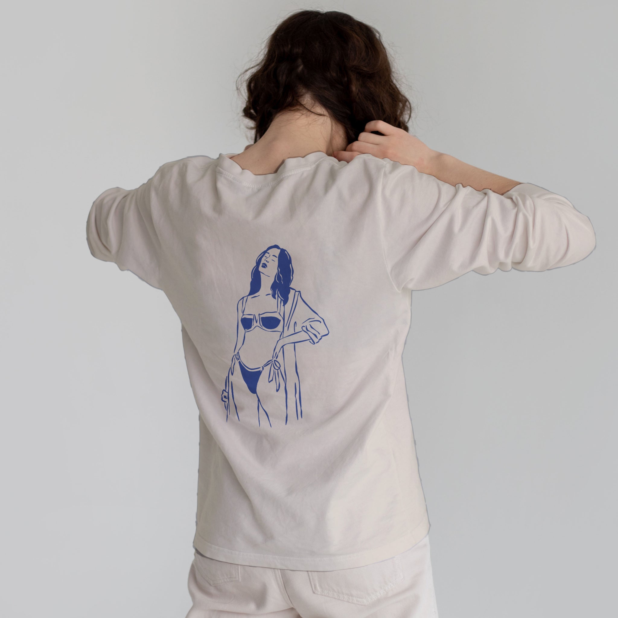 Catch Me By The Sea Sweatshirt – Bej – model üzerinde arka görünüm