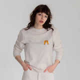 Lets Get Beers Tonight Sweatshirt – Bej – model üzerinde ön görünüm