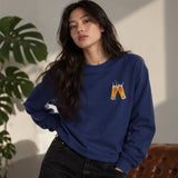 Lets Get Beers Tonight Sweatshirt – Lacivert – model üzerinde ön görünüm