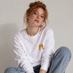 Lets Get Beers Tonight Sweatshirt – Beyaz – model üzerinde ön görünüm